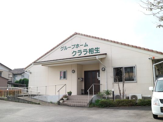 白い建物のエントランス
