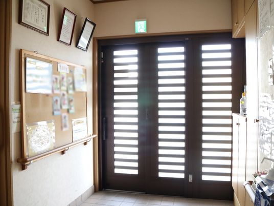 掲示板と階段のある廊下