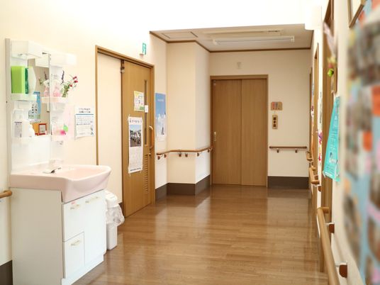 清潔な廊下と掲示物