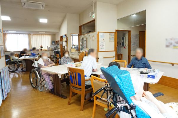 居室で過ごす利用者たち