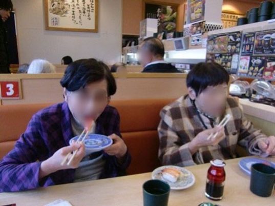 食事を楽しむ人々