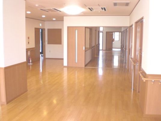 広々とした明るい廊下
