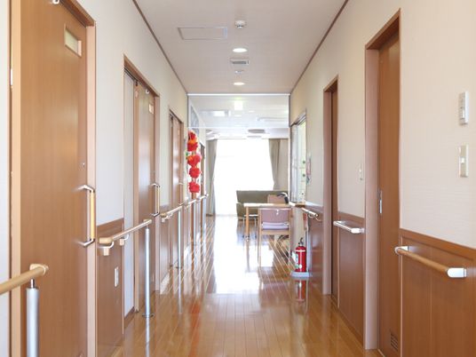 手すり付きの明るい廊下