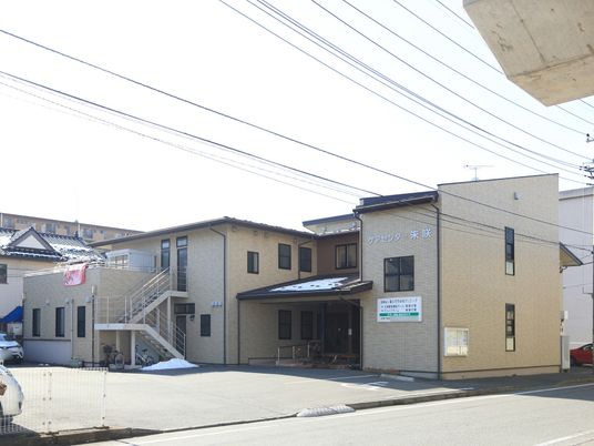明るい外観の建物