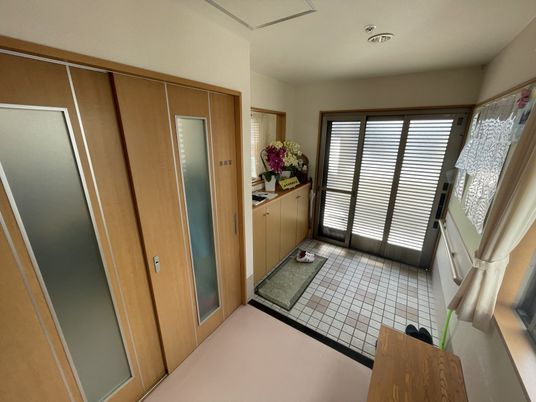自然光が入る玄関