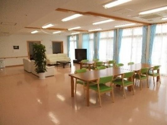 明るい共有ダイニング空間
