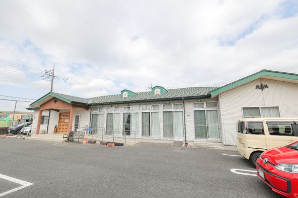 緑の屋根の一階建て建物