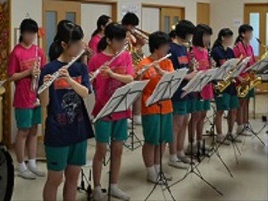 楽器演奏の児童たち