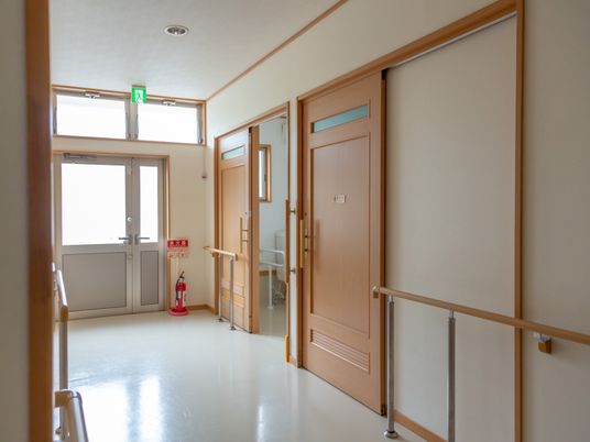 明るい廊下と扉
