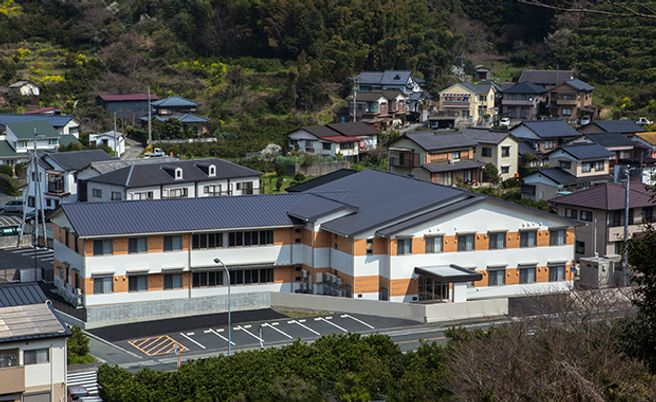 山間に位置する建物外観
