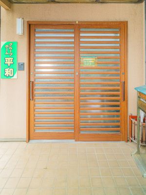 緑と茶色の門扉