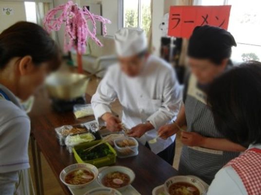調理風景の食堂