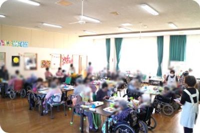 活気ある室内
