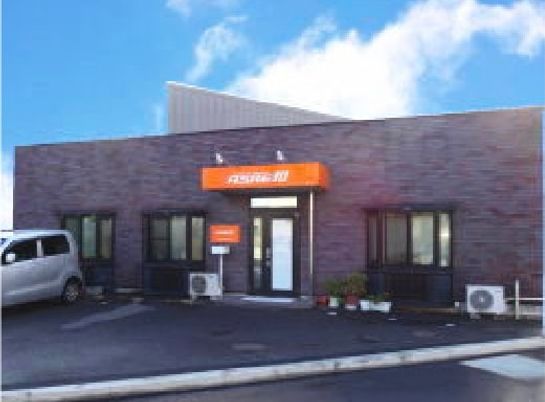 落ち着いた外観の建物