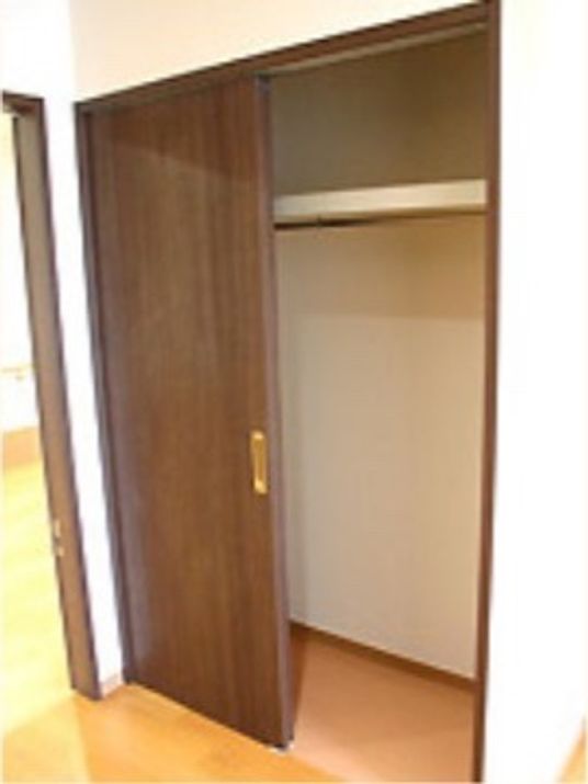 整った木製のクローゼット