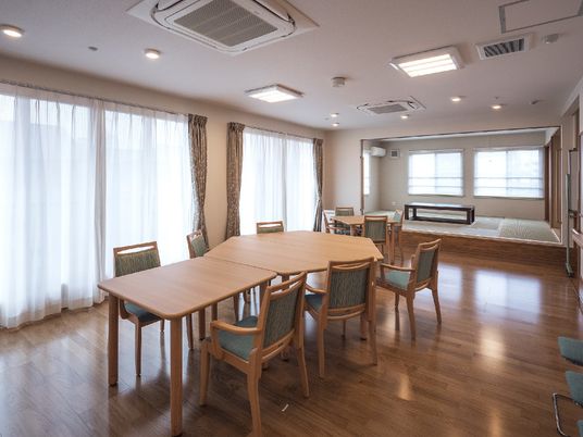 居室に設けられたテーブルと椅子