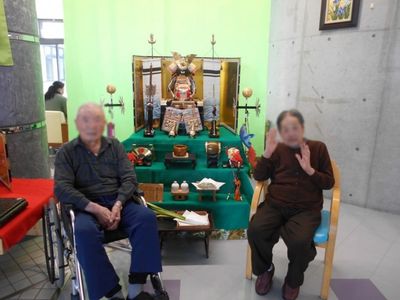 飾り付き人物のいる室内
