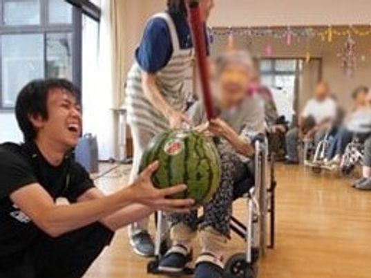スイカ割りする室内