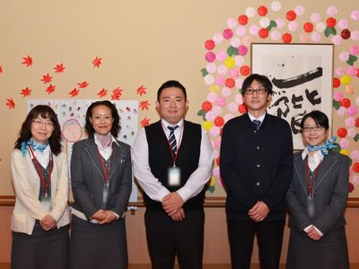 スタッフの笑顔と壁の飾り