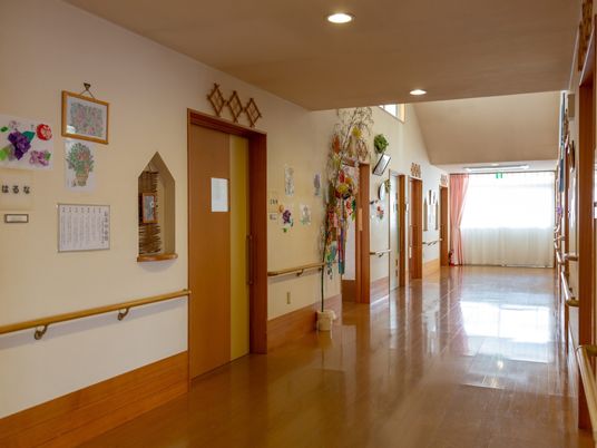 明るい廊下の風景