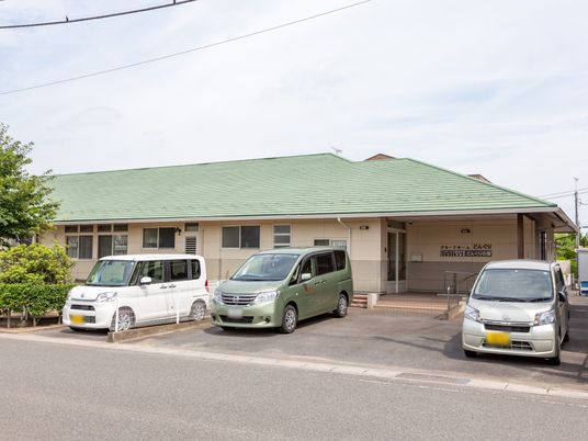 静かな外観の施設
