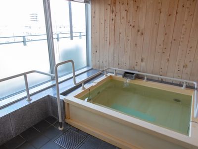  手すり付きの明るい浴室  