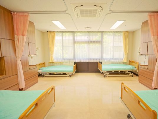 広い窓のある居室