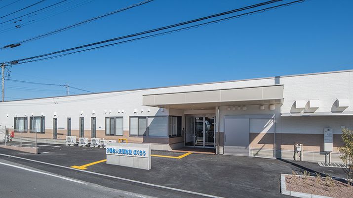 広々とした建物外観
