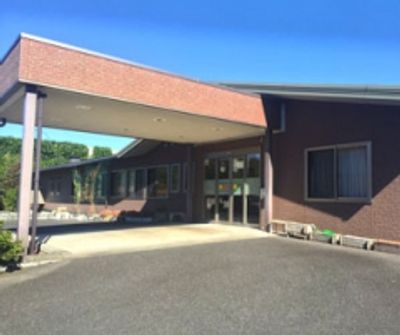 広い出入口の建物