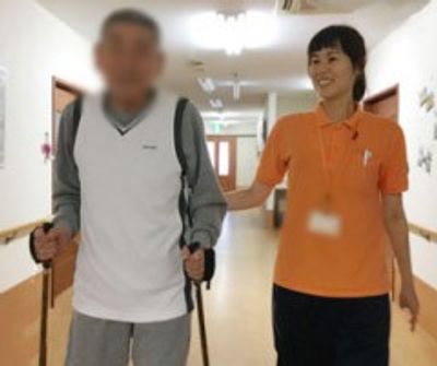 笑顔のスタッフと加療者の廊下