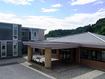 広々とした建物外観