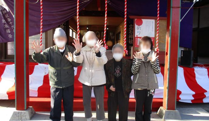 笑顔で手を振る集合