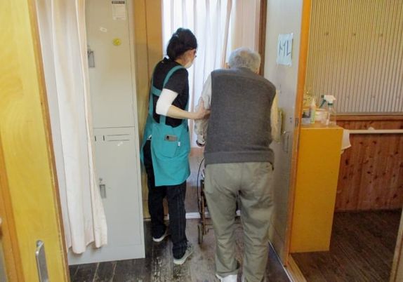 介護スタッフと利用者 居室