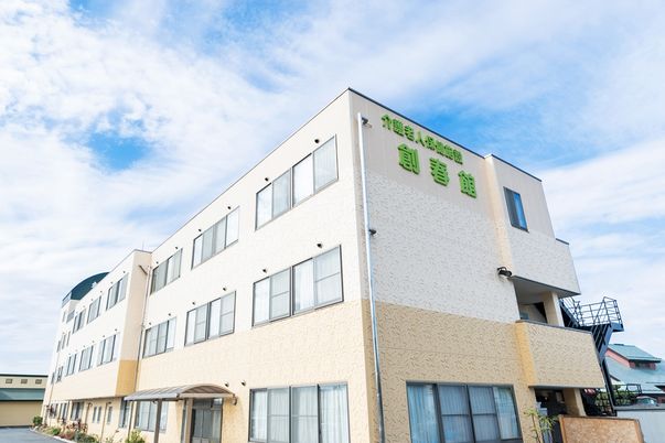 穏やかな建物の外観