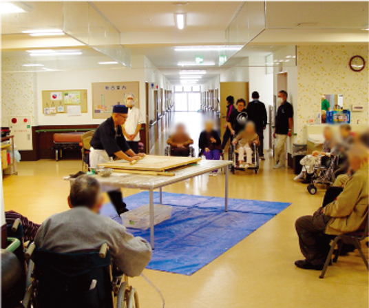 活動中の多目的室  