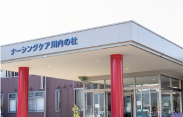 赤い柱と広いエントランス