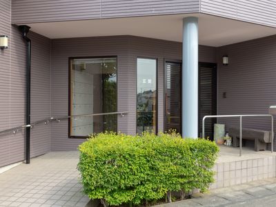シックなエントランス外観