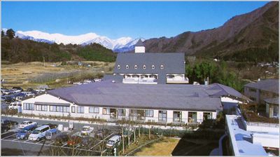 青空の下の建物外観