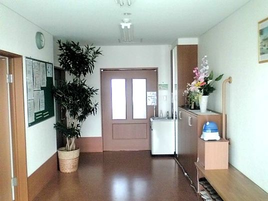 廊下に花と掲示板