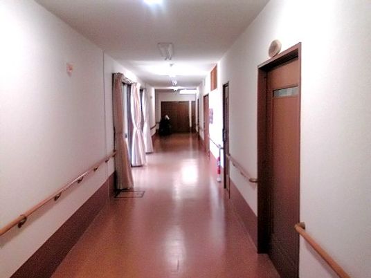 廊下の手摺り付き通路