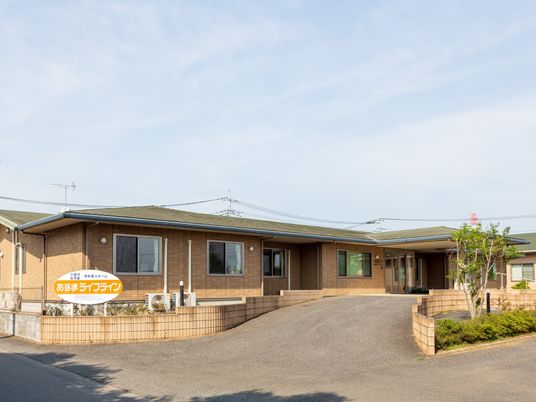 広々とした外観の建物