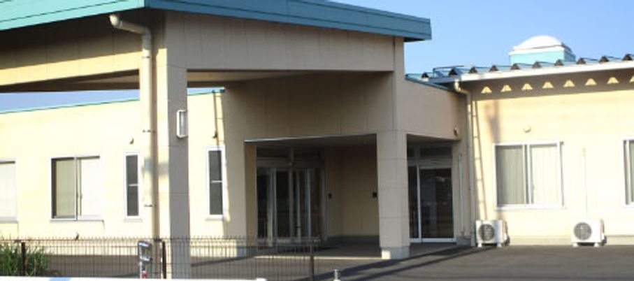 広い入り口の建物外観