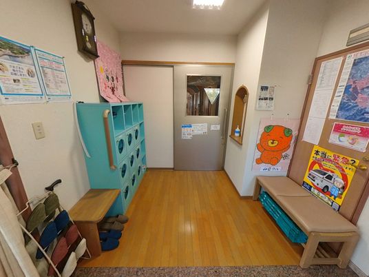 明るい廊下と張り紙