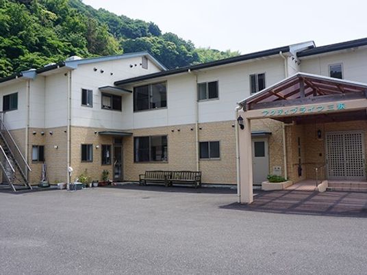 緑豊かな建物の外観