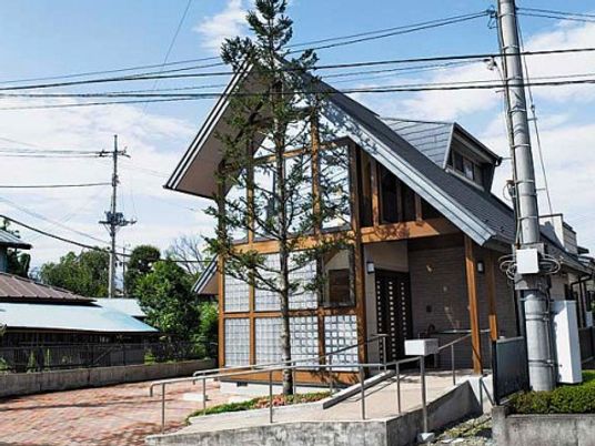木々に囲まれたモダンな建物