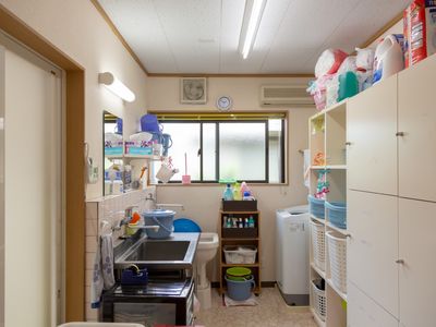 整理された洗面台と収納