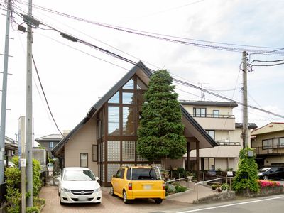 緑豊かな施設外観