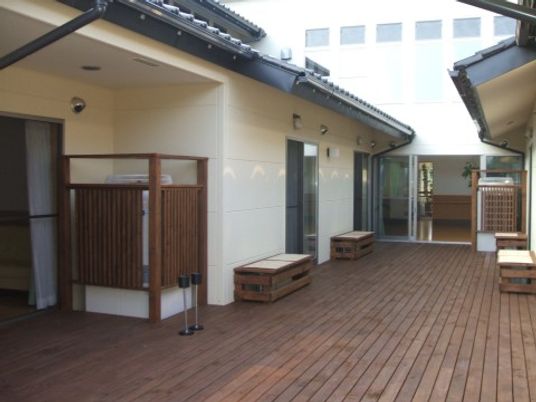 中庭のベンチとデッキ