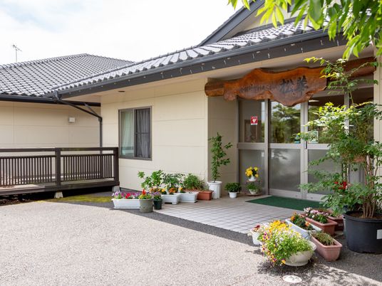 エントランスに花々と看板