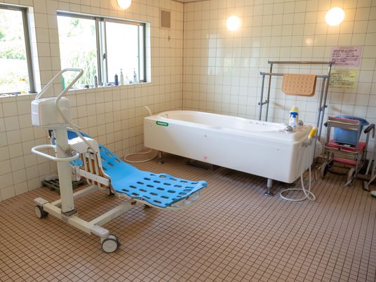 介護用浴槽と移乗リフト